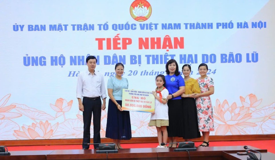 Ph&oacute; Chủ tịch Ủy ban Mặt trận Tổ quốc Việt Nam TP H&agrave; Nội Nguyễn Thị Kim Dung tiếp nhận ủng hộ của&nbsp;c&aacute;n bộ, gi&aacute;o vi&ecirc;n, nh&acirc;n vi&ecirc;n, học sinh trường Tiểu học Ng&ocirc; Th&igrave; Nhậm (Quận Hai B&agrave; Trưng, H&agrave; Nội) &nbsp;