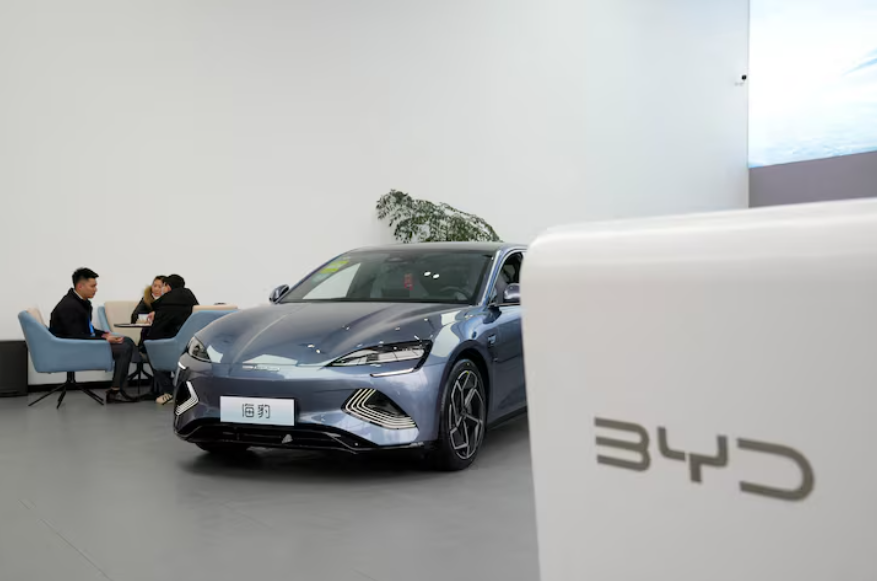 Xe điện BYD b&agrave;y tại showroom Thượng Hải. Ảnh: Aly Song