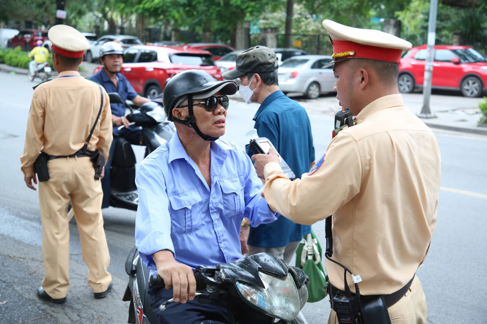 Lực lượng CSGT kiểm tra nồng độ cồn người điều khiển phương tiện.