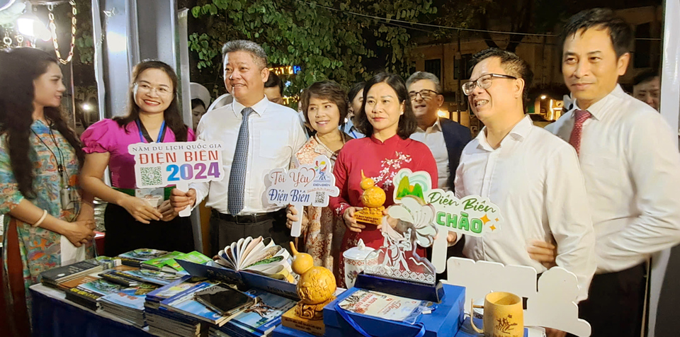 Ph&oacute; B&iacute; thư Thường trực Th&agrave;nh ủy H&agrave; Nội Nguyễn Thị Tuyến v&agrave; Ph&oacute; Chủ tịch UBND TP H&agrave; Nội Nguyễn Mạnh Quyền tham quan gian h&agrave;ng của tỉnh Điện Bi&ecirc;n tại Festival Thu H&agrave; Nội 2024. Ảnh: Ho&agrave;i Nam