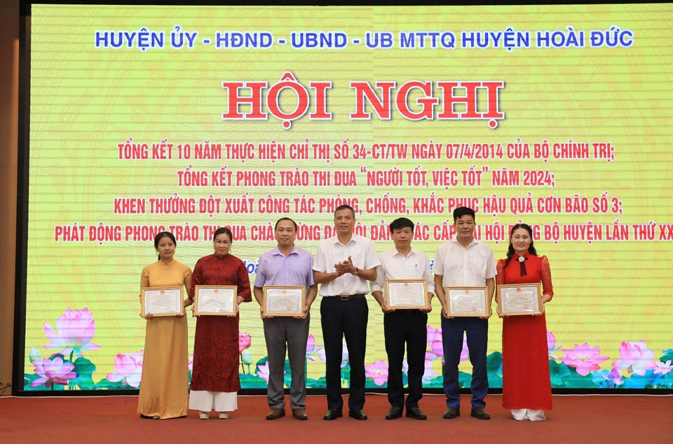 Phó Chủ tịch UBND huyện Hoài Đức Nguyễn Trung Thuận lưu niệm cùng các cá nhân có thành tích 