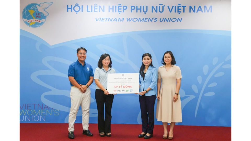 B&agrave; L&ecirc; Thị Hồng Nhi - Ph&oacute; Tổng gi&aacute;m đốc Truyền th&ocirc;ng &amp; Đối ngoại của Unilever Việt Nam c&ugrave;ng B&agrave; T&ocirc;n Ngọc Hạnh - Ph&oacute; Chủ tịch Hội Li&ecirc;n hiệp Phụ nữ Việt Nam