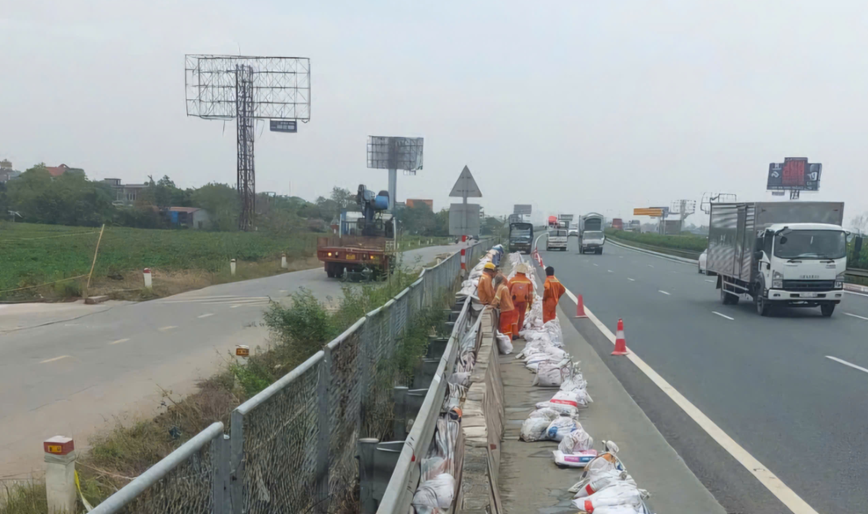 Xây tường chắn bê tông chống ngập nước trên cao tốc Pháp Vân - Cầu Giẽ - Ảnh 2