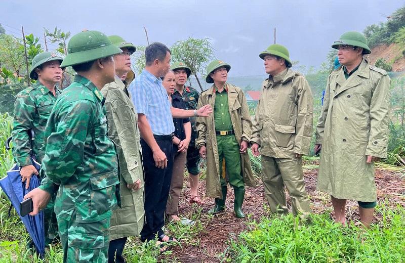 Trong mưa lũ, c&aacute;c đo&agrave;n c&ocirc;ng t&aacute;c của tỉnh H&agrave; Tĩnh trực tiếp chỉ đạo, kiểm tra c&aacute;c phương &aacute;n ph&ograve;ng ngừa sạt lở đất