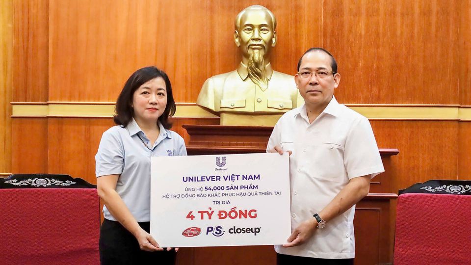 B&agrave; L&ecirc; Thị Hồng Nhi - Ph&oacute; Tổng gi&aacute;m đốc Truyền th&ocirc;ng &amp; Đối ngoại của Unilever Việt Nam c&ugrave;ng &Ocirc;ng Ho&agrave;ng C&ocirc;ng Thủy, Ph&oacute; Chủ tịch Ủy ban Trung ương MTTQ Việt Nam - Th&ocirc;ng qua Mặt trận Tổ quốc Việt Nam, Unilever đ&atilde; đ&oacute;ng g&oacute;p 54,000 sản phẩm trị gi&aacute; 4 Tỷ Đồng&nbsp;