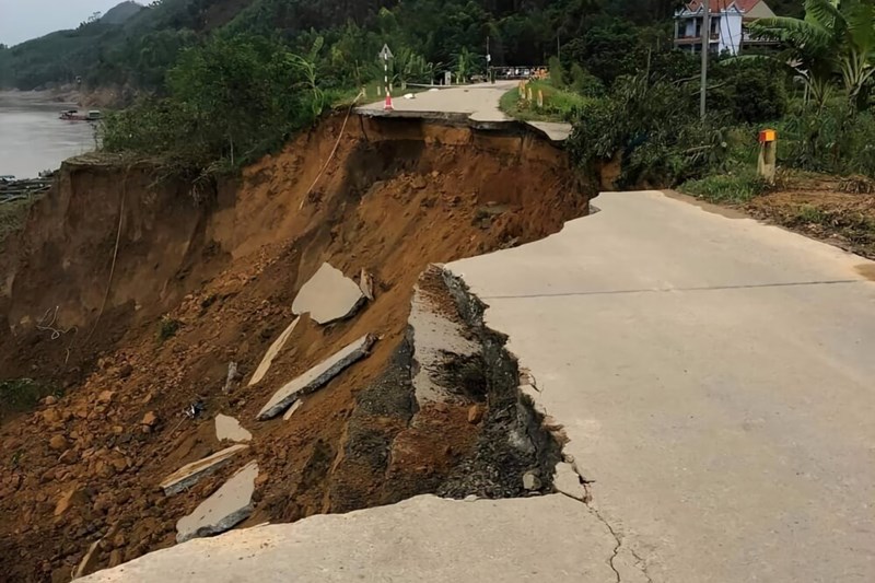 Tuyến đường ven s&ocirc;ng L&ocirc; bị sạt lở nghi&ecirc;m trọng. Ảnh: CTV.