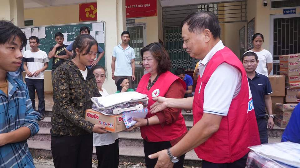 Ph&oacute; Gi&aacute;m đốc Tung t&acirc;m Kinh doanh thương mại&nbsp; May 10 Nguyễn Thị Thu H&agrave; c&ugrave;ng cộng đồng doanh nghiệp trao qu&agrave; cho người d&acirc;n v&ugrave;ng lũ. Ảnh: Vũ Quang