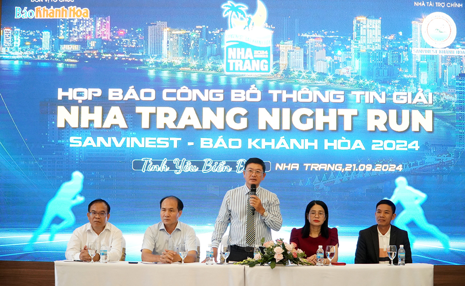 &Ocirc;ng L&ecirc; Ho&agrave;ng Triều&nbsp;&ndash; Ph&oacute; Tổng bi&ecirc;n tập phụ tr&aacute;ch B&aacute;o Kh&aacute;nh H&ograve;a th&ocirc;ng tin về giải chạy. Ảnh: Trung Nh&acirc;n.