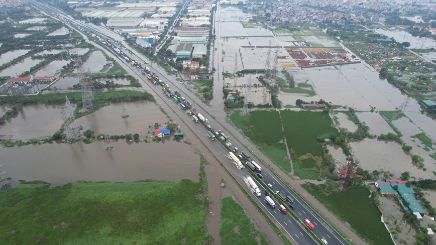 Xây tường chắn bê tông chống ngập nước trên cao tốc Pháp Vân - Cầu Giẽ - Ảnh 1