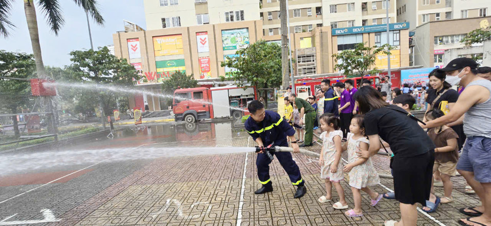 C&aacute;c em nhỏ h&agrave;o hứng trải nghiệm kỹ năng chữa ch&aacute;y.