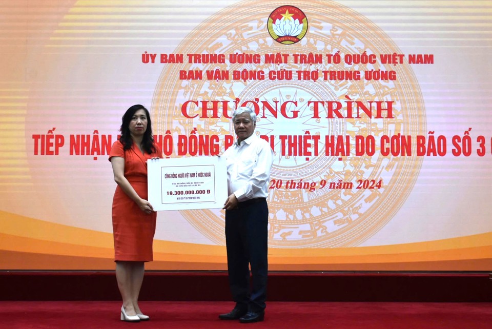 Thứ trưởng Bộ Ngoại giao, Chủ nhiệm Ủy ban Nh&agrave; nước về người Việt Nam ở nước ngo&agrave;i L&ecirc; Thị Thu Hằng thay mặt cộng đồng người Việt Nam ở nước ngo&agrave;i trao số tiền gần 19,3 tỷ đồng cho Ủy ban Trung ương Mặt trận Tổ quốc Việt Nam.