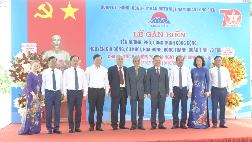 Đại diện l&atilde;nh đạo Bộ Nội vụ, tỉnh Y&ecirc;n B&aacute;i, TP H&agrave; Nội, quận Long Bi&ecirc;n chụp ảnh c&ugrave;ng gia đ&igrave;nh danh nh&acirc;n Nguyễn Gia Bổng&nbsp;