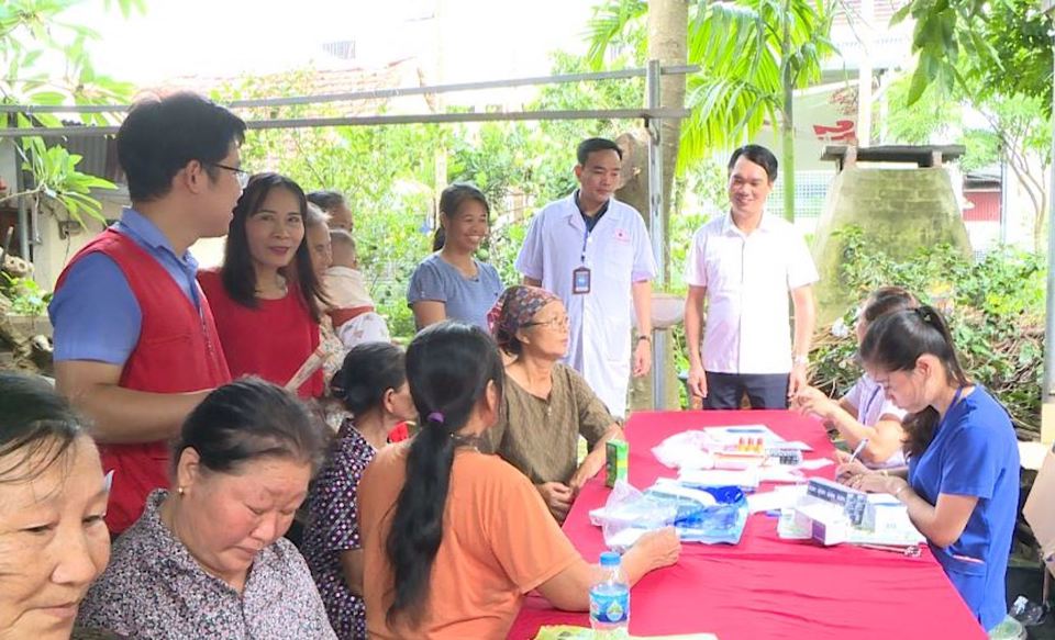 Trưởng ph&ograve;ng Y tế huyện Ph&uacute;c Thọ Đinh Xu&acirc;n Hanh cho biết, chương tr&igrave;nh thiện nguyện do đơn vị phối hợp Trung t&acirc;m Y tế, Bệnh viện Đa khoa, Hội Chữ thập đỏ, Ph&ograve;ng T&agrave;i ch&iacute;nh - Kế hoạch, Ban Chỉ huy Qu&acirc;n sự huyện, Đảng uỷ, HĐND, UBND, c&aacute;c ng&agrave;nh, đo&agrave;n thể của hai x&atilde; T&iacute;ch Giang v&agrave; H&aacute;t M&ocirc;n tổ chức.