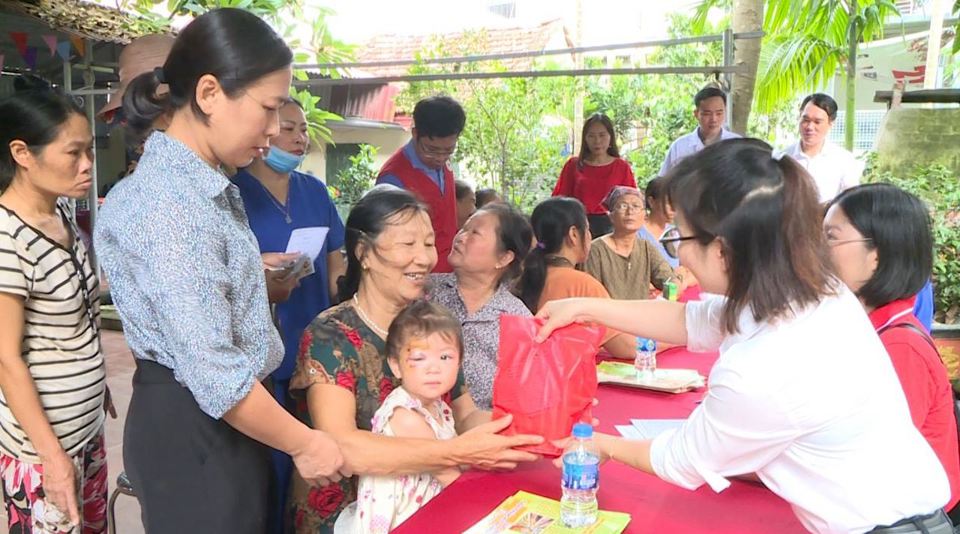 Trong đợt mưa lũ do b&atilde;o số 3 vừa qua, x&oacute;m Đồi &Oacute; (th&ocirc;n 6, x&atilde; T&iacute;ch Giang) l&agrave; địa b&agrave;n chịu ảnh hưởng nặng nề nhất. Nước s&ocirc;ng T&iacute;ch l&ecirc;n cao vượt b&aacute;o động III đ&atilde; khiến h&agrave;ng chục hộ d&acirc;n nơi đ&acirc;y phải di dời, đi sơ t&aacute;n.