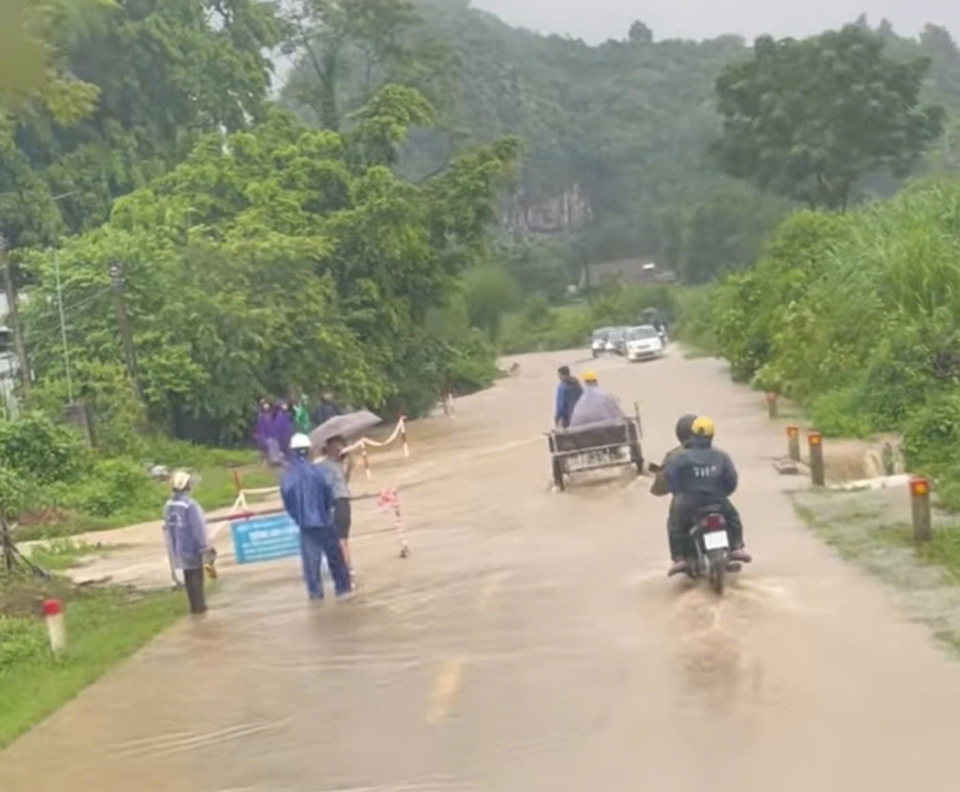 Mưa lớn nhiều ng&agrave;y qua khiến nhiều tuyến đường tại Nghệ An bị ngập, đ&atilde; c&oacute; trường hợp tử vong do cố gắng vượt qua đường, cầu tr&agrave;n ngập lũ.