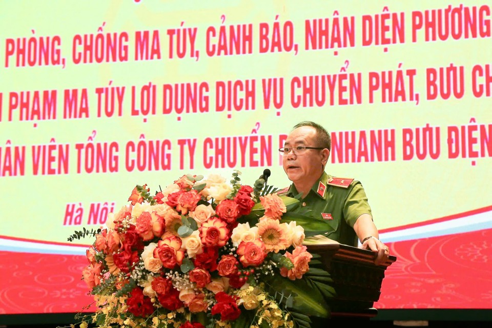 Thiếu tướng Nguyễn Thanh T&ugrave;ng, Ph&oacute; Gi&aacute;m đốc C&ocirc;ng an TP H&agrave; Nội ph&aacute;t biểu tại hội nghị.