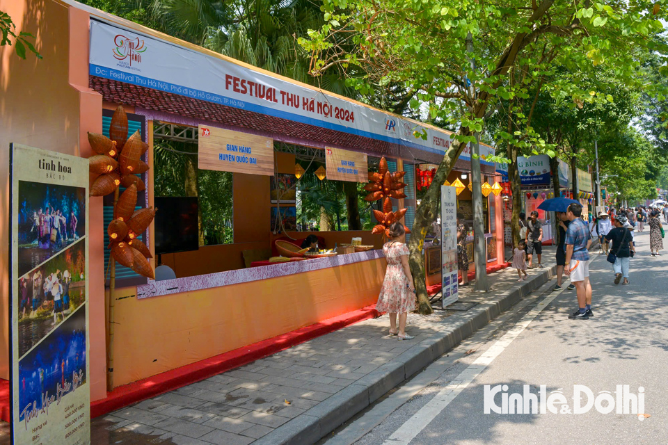 Festival Thu H&agrave; Nội 2024 c&oacute; kh&ocirc;ng gian văn h&oacute;a với những m&ocirc; h&igrave;nh về di sản, di t&iacute;ch H&agrave; Nội để du kh&aacute;ch chụp ảnh lưu niệm.