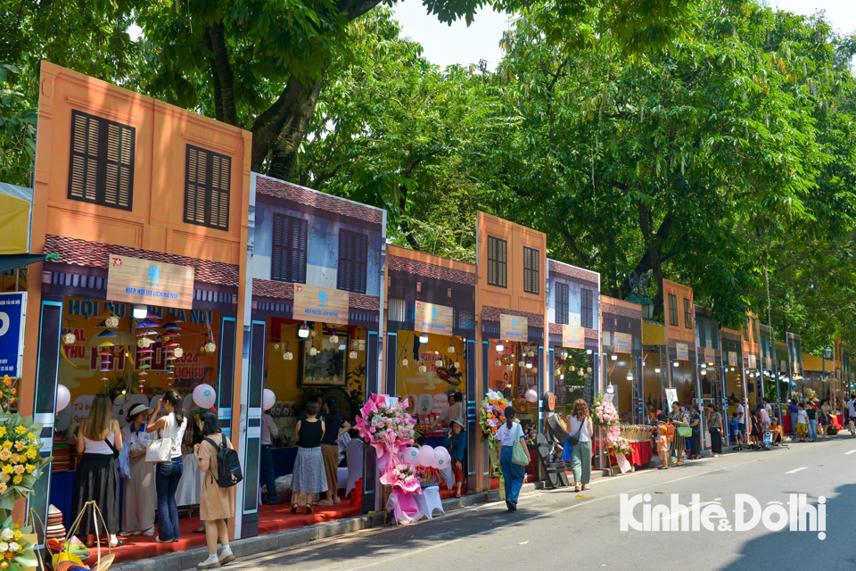 Những gian trưng b&agrave;y được dựng theo m&ocirc; h&igrave;nh c&aacute;c ng&ocirc;i nh&agrave; trong phố cổ đ&atilde; tạo cho kh&ocirc;ng gian của Festival một n&eacute;t ri&ecirc;ng biệt của Thủ đ&ocirc; H&agrave; Nội.