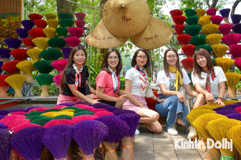 Điểm check-in tại kh&ocirc;ng gian văn h&oacute;a "Ứng H&ograve;a miền di sản ngoại &ocirc;" với tạo h&igrave;nh, sắp đặt của những b&oacute; hương nhiều m&agrave;u sắc.