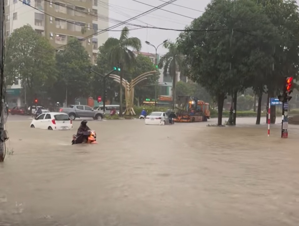 C&oacute; những địa điểm như đường đại lộ L&ecirc;nin qua một số ng&atilde; tư ngập s&acirc;u khoảng 1 m nước. Một số người điều khiến phương tiện vẫn cố gắng vượt đường ngập tr&ocirc;ng rất nguy hiểm.