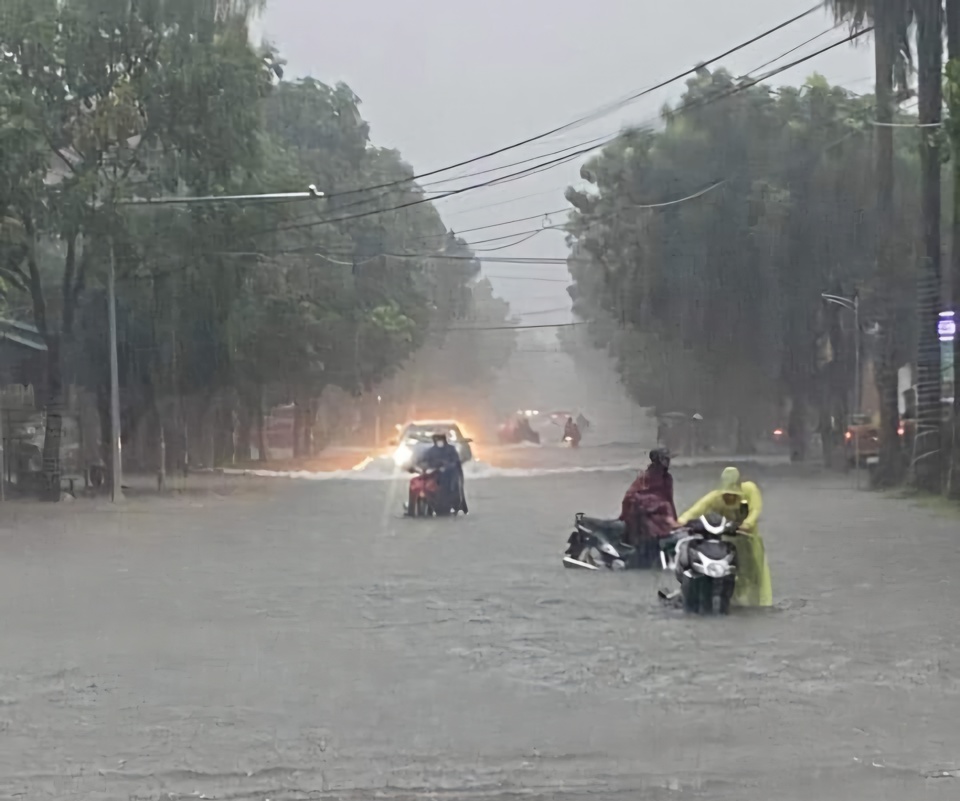 Từ s&aacute;ng nay, nhằm bảo đảm an to&agrave;n, c&aacute;c trường học tại TP Vinh hầu hết th&ocirc;ng b&aacute;o cho học sinh nghỉ học do mưa lớn, đường giao th&ocirc;ng ngập nước.