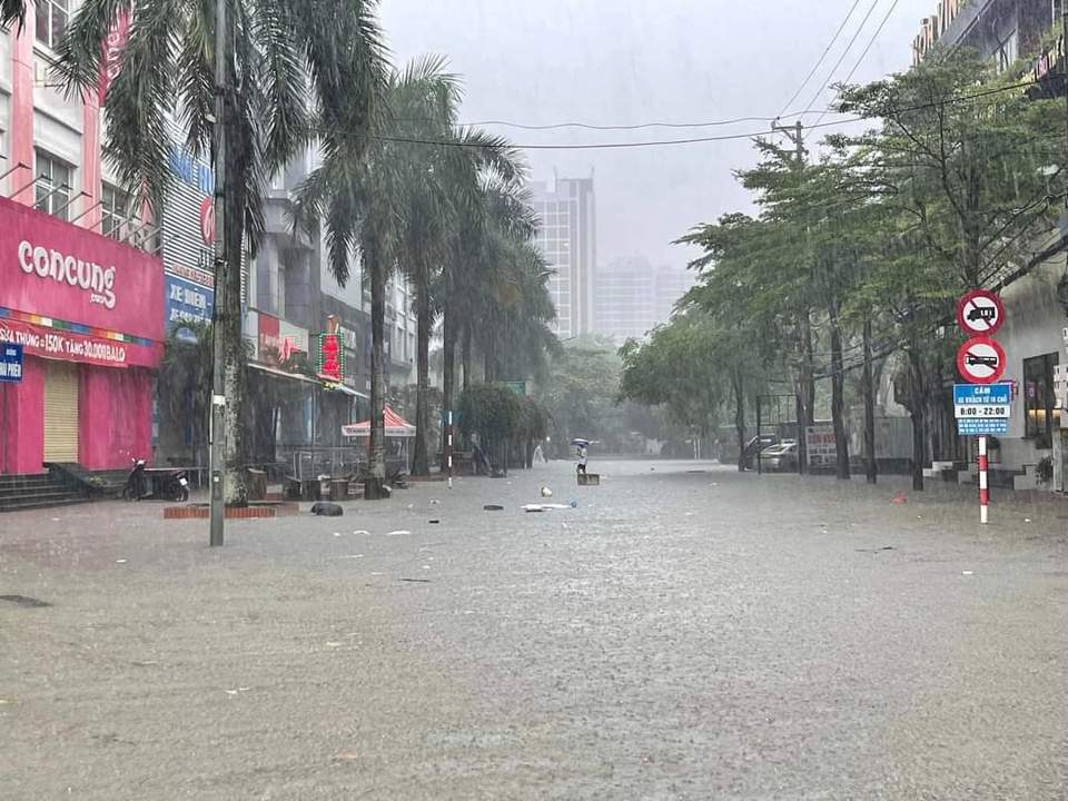 Cả tuyến phố ng&acirc;p g&acirc;y kh&oacute; khăn trong đi lại.&nbsp;