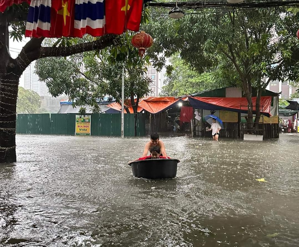 Nước d&acirc;ng l&ecirc;n cao từ rạng s&aacute;ng nay, đến gần trưa mưa vẫn chưa c&oacute; dấu hiệu giảm.