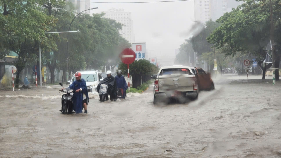 Nhiều tuyến đường nước ngập như s&ocirc;ng.&nbsp;