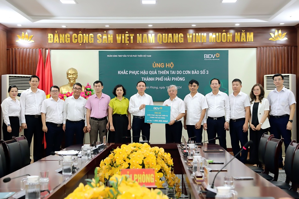 &Ocirc;ng Trần Xu&acirc;n Ho&agrave;ng - Ph&oacute; B&iacute; thư Thường trực Đảng ủy, Ủy vi&ecirc;n HĐQT BIDV - đại diện ng&acirc;n h&agrave;ng, trao kinh ph&iacute; ủng hộ khắc phục hậu quả thi&ecirc;n tai do cơn b&atilde;o số 3 tại TP Hải Ph&ograve;ng.