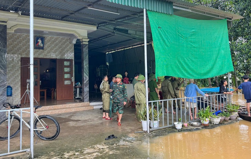 C&aacute;c địa phương v&ugrave;ng lũ ở tỉnh H&agrave; Tĩnh tập trung tuy&ecirc;n truyền, cảnh b&aacute;o, vận động di dời d&acirc;n đến nơi an to&agrave;n, ph&ograve;ng ngừa lũ lụt