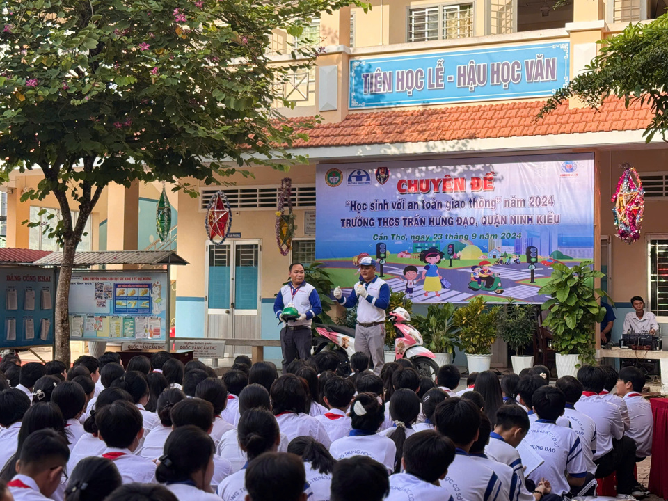 H&agrave;ng trăm học sinh Trường THCS Trần Hưng Đạo&nbsp;được gi&aacute;o dục c&aacute;c nội dung về ATGT cho lứa tuổi học sinh trong t&igrave;nh h&igrave;nh mới v&agrave; một số điểm lưu &yacute; để tham gia giao th&ocirc;ng an to&agrave;n. Ảnh NV