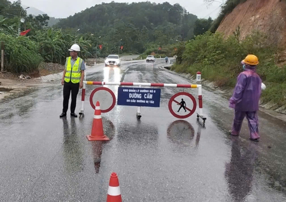 C&ocirc;ng t&aacute;c tuy&ecirc;n truyền, cảnh b&aacute;o sạt lở tr&ecirc;n tuyến quốc lộ 8A được thực hiện kịp thời, g&oacute;p phần đảm bảo an to&agrave;n cho người v&agrave; phương tiện qua lại