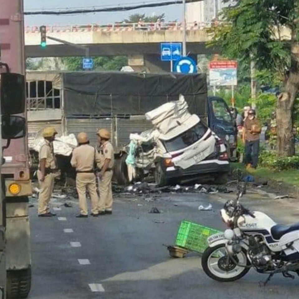 Lực lượng CSGT đ&atilde; nhanh ch&oacute;ng c&oacute; mặt tại hiện trường để phong toả, điều tiết giao th&ocirc;ng.