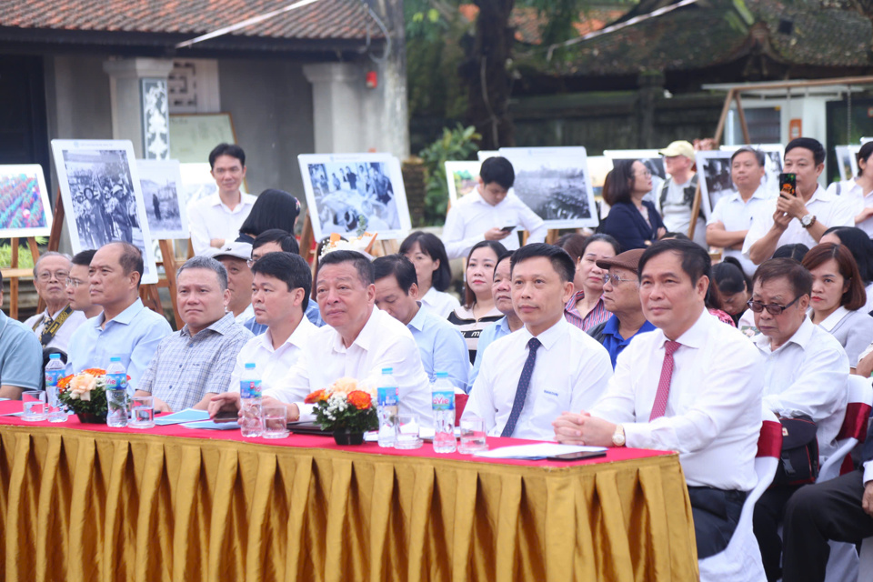 C&aacute;c đại biểu dự triển l&atilde;m ảnh "H&agrave; Nội trong t&ocirc;i" lần thứ 19 - năm 2024. Ảnh: Phạm H&ugrave;ng