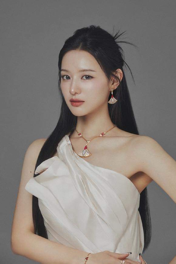 Nữ diễn vi&ecirc;n Kim Ji Won trở th&agrave;nh đại sứ 3 mảng của Bvlgari.&nbsp;