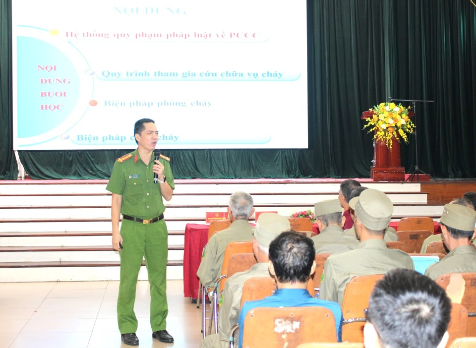 Thượng t&aacute;, Tiến sĩ Ng&ocirc; Văn Anh - Ph&oacute; Trưởng Khoa Ph&ograve;ng ch&aacute;y Chữa ch&aacute;y, Trường Đại học Ph&ograve;ng ch&aacute;y Chữa ch&aacute;y (Bộ C&ocirc;ng an) truyền đạt những nội dung li&ecirc;n quan nghiệp vụ ph&ograve;ng ch&aacute;y chữa ch&aacute;y v&agrave; cứu nạn cứu hộ