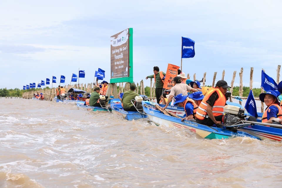 Hoạt động nh&acirc;n vi&ecirc;n tham gia t&aacute;i sinh rừng được Vinamilk thực hiện thường ni&ecirc;n để đ&oacute;ng g&oacute;p cho dự &aacute;n C&aacute;nh rừng Net Zero.