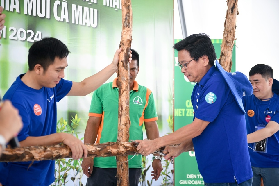 &Ocirc;ng L&ecirc; Ho&agrave;ng Minh thực hiện mẫu thao t&aacute;c buộc th&eacute;p c&aacute;c cọc cừ tr&agrave;m để l&agrave;m h&agrave;ng r&agrave;o khoanh nu&ocirc;i.