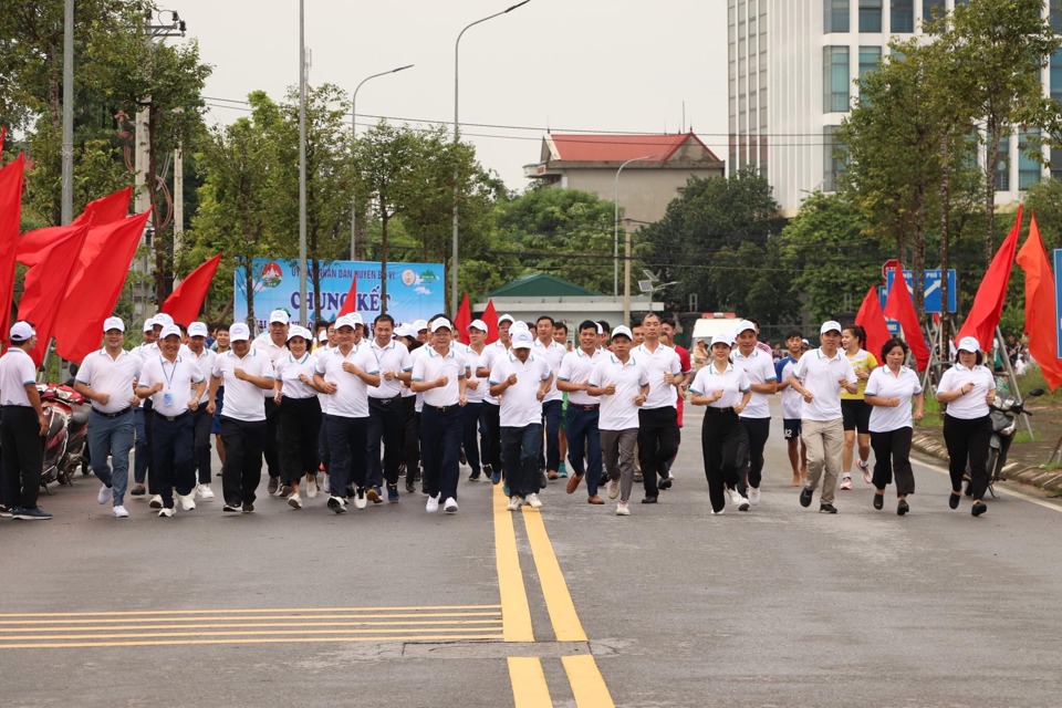 C&aacute;c đại biểu chạy hưởng ứng tại lễ khai mạc Giải chạy v&igrave; h&ograve;a b&igrave;nh huyện Ba V&igrave; năm 2024.