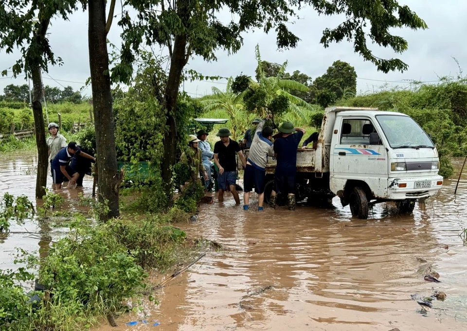 Người d&acirc;n cố vớt v&aacute;t những t&agrave;i sản c&ograve;n s&oacute;t lại.