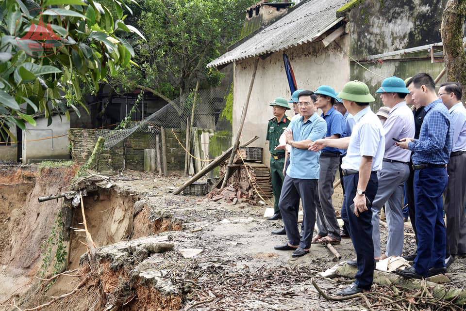 L&atilde;nh đạo UBND tỉnh Vĩnh Ph&uacute;c c&ugrave;ng đại diện c&aacute;c sở, ng&agrave;nh kiểm tra thực tế tại hiện trường sạt lở nghi&ecirc;m trọng bờ s&ocirc;ng L&ocirc;. Ảnh: Cổng TTĐT Vĩnh Ph&uacute;c.&nbsp;