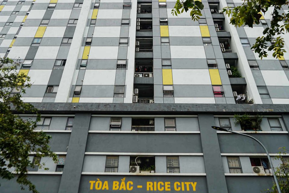 Tương tự, dự &aacute;n NOXH Rice City &ndash; T&acirc;y Nam Linh Đ&agrave;m (phường Ho&agrave;ng Liệt, quận Ho&agrave;ng Mai), thời điểm mở b&aacute;n năm 2015 c&oacute; gi&aacute; gần 15 triệu đồng/m2. Đến hiện tại, sau 9 năm c&aacute;c căn hộ NOXH tại đ&acirc;y đang được rao b&aacute;n với gi&aacute; 54 &ndash; 59 triệu đồng/m2.