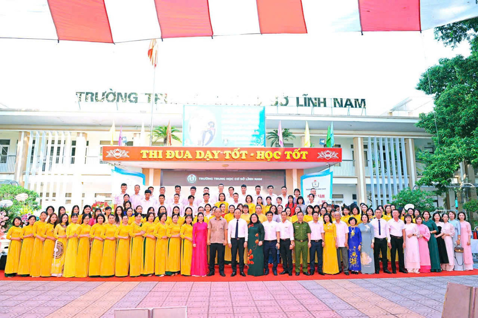 Một tập thể lu&ocirc;n đo&agrave;n kết, hướng tới mục ti&ecirc;u dạy tốt, học tốt. Ảnh TA