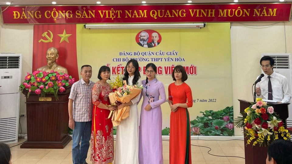 Lễ kết nạp đảng vi&ecirc;n mới tại Chi bộ trường THPT Y&ecirc;n H&ograve;a, quận Cầu Giấy, H&agrave; Nội.