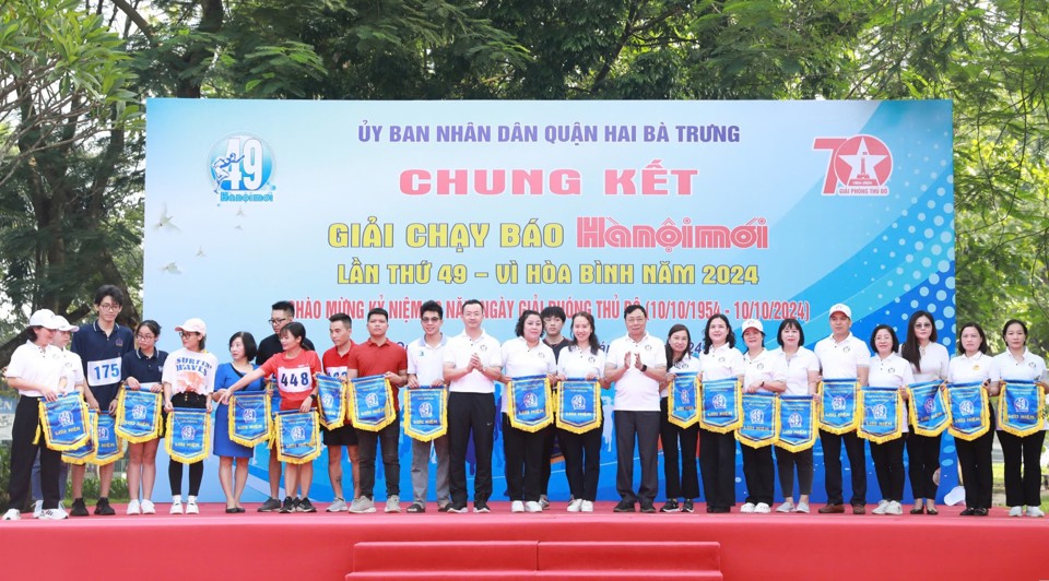 B&iacute; thư Quận ủy Hai B&agrave; Trưng Nguyễn Văn Nam v&agrave; Ph&oacute; Gi&aacute;m đốc Sở VH&amp;TT H&agrave; Nội Phạm Xu&acirc;n T&agrave;i trao Cờ lưu niệm cho c&aacute;c đội tham gia thi đấu Chung kết&nbsp;