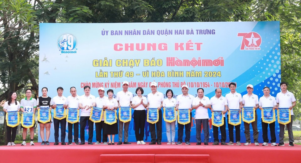 L&atilde;nh đạo Quận Hai B&agrave; Trưng trao Cờ lưu niệm cho c&aacute;c đội tham gia thi đấu Chung kết&nbsp; &nbsp;