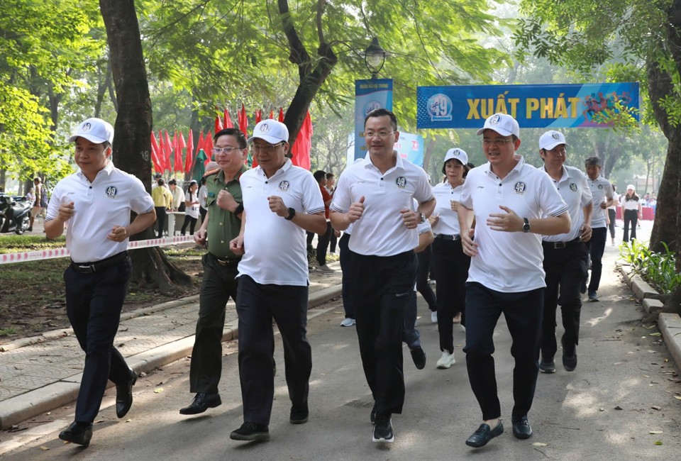 L&atilde;nh đạo Quận Hai B&agrave; Trưng, l&atilde;nh đạo Sở VH&amp;TT H&agrave; Nội v&agrave; c&aacute;c đại biểu tham gia chạy hưởng ứng