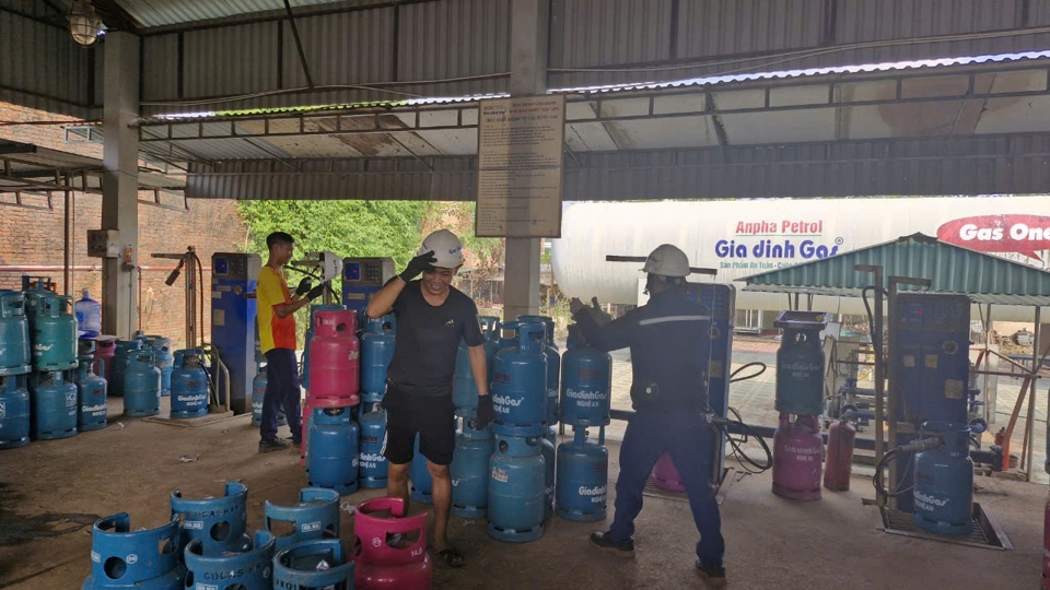 Lao động trong m&ocirc;i trường nhiều nguy cơ mất an to&agrave;n nhưng người lao động v&agrave; cả doanh nghiệp chưa thực sự &yacute; thức.