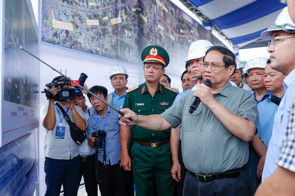 Thủ tướng kiểm tra tiến độ dự &aacute;n cao tốc Bi&ecirc;n H&ograve;a-Vũng T&agrave;u tại x&atilde; An Phước, huyện Long Th&agrave;nh, tỉnh Đồng Nai - Ảnh: VGP/Nhật Bắc