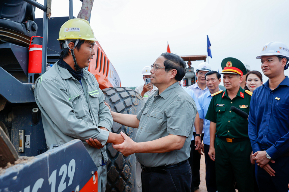 Thủ tướng tr&ograve; chuyện, động vi&ecirc;n c&aacute;n bộ, c&ocirc;ng nh&acirc;n đang thi c&ocirc;ng tr&ecirc;n c&ocirc;ng trường - Ảnh: VGP/Nhật Bắc